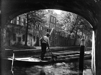 821057 Afbeelding van baggerwerkzaamheden in de Nieuwegracht te Utrecht, onder de Quintijnsbrug.